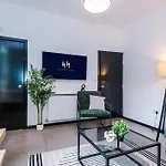 Large 4br House, Sleeps 8, Parking, Full Kitchen, Ideal For Groups, Family, Contractors Manchester