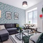Large 4br House, Sleeps 8, Parking, Full Kitchen, Ideal For Groups, Family, Contractors * Manchester
