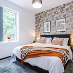 Large 4br House, Sleeps 8, Parking, Full Kitchen, Ideal For Groups, Family, Contractors Tatil Evi