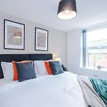 Large 4br House, Sleeps 8, Parking, Full Kitchen, Ideal For Groups, Family, Contractors Tatil Evi *