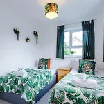 Villa Stunning Riverside 3-bed By 53 Degrees In With Garden & Free Parking! Manchester