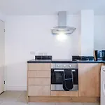 Casa de Férias Stylish 3 Bedroom - Free Parking, Smart Tv, Sleeps 8