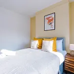 Stylish 3 Bedroom - Free Parking, Smart Tv, Sleeps 8 Manchester