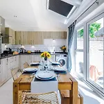 Villa Stunning Riverside 3-bed By 53 Degrees In With Garden & Free Parking!