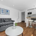 Stylish Wilmslow Retreat, Perfect For Business & Long *