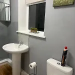 Charming 1br Haven Close To Downtown Manchester