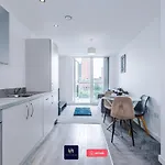 Elegant 1br In Salford, Balcony, Wifi, Kitchen *