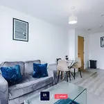 Elegant 1br In Salford, Balcony, Wifi, Kitchen Apartment