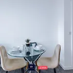 Apartment Elegant 1br In Salford, Balcony, Wifi, Kitchen