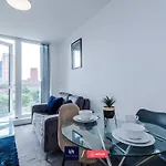 Apartment Elegant 1br In Salford, Balcony, Wifi, Kitchen *