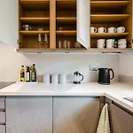 Bright 4br With Garden With Free Parking And Sleeps Up To 9 Apartment
