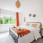 Bright 4br With Garden With Free Parking And Sleeps Up To 9 *