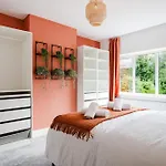 Bright 4br With Garden With Free Parking And Sleeps Up To 9 *