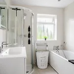 Apartment Bright 4br With Garden With Free Parking And Sleeps Up To 9