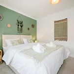 Bright 4br With Garden With Free Parking And Sleeps Up To 9 Apartment