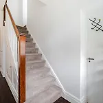Apartment Bright 4br With Garden With Free Parking And Sleeps Up To 9 *