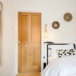 Apartment Bright 4br With Garden With Free Parking And Sleeps Up To 9 Manchester