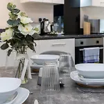 Апартаменты Spacious One-bedroom In Salford - Great For Business Or Leisure Travellers By Av Hughes *