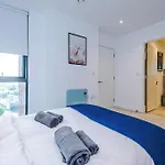 Duplex In Salford, 2br&2ba, Full Kitchen *