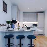 Duplex In Salford, 2br&2ba, Full Kitchen Lägenhet