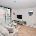 Modern 2 Bed Flat In W Balcony Apartament Manchester
