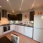Spacious 2 Bed House In Manchester With Private Parking Nyaraló