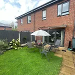 Nyaraló Spacious 2 Bed House In Manchester With Private Parking *