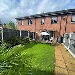 Nyaraló Spacious 2 Bed House In Manchester With Private Parking