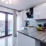 Holiday home New! 2br With Parking, Near Manchester