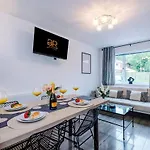 Holiday home New! 2br With Parking, Near