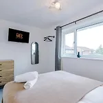 New! 2br With Parking, Near Holiday home Manchester