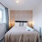 New! 2br With Parking, Near Holiday home Manchester