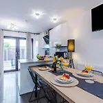 Holiday home New! 2br With Parking, Near Manchester