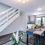 Holiday home New! 2br With Parking, Near