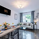 New! 2br With Parking, Near Holiday home Manchester