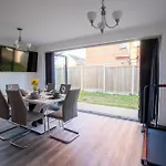 Luxury Deluxe - 4 Bedrooms - 6 Beds - 10 Guests - Private Parking - Contractors Welcome - Trafford Stretford * مانشستر