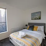 Luxury Deluxe - 4 Bedrooms - 6 Beds - 10 Guests - Private Parking - Contractors Welcome - Trafford Stretford