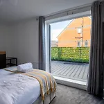 Luxury Deluxe - 4 Bedrooms - 6 Beds - 10 Guests - Private Parking - Contractors Welcome - Trafford Stretford شقة