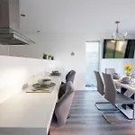 Luxury Deluxe - 4 Bedrooms - 6 Beds - 10 Guests - Private Parking - Contractors Welcome - Trafford Stretford * مانشستر