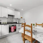 3 Bedroom House With 5 Beds And Parking 18lw マンチェスター