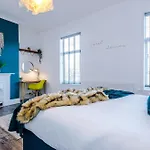 Spacious 4br With 3 Baths, Prázdninový dům Manchester