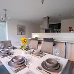 Luxury Deluxe - 4 Bedrooms - 6 Beds - 10 Guests - Private Parking - Contractors Welcome - Trafford Stretford *