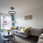 Luxury Deluxe - 4 Bedrooms - 6 Beds - 10 Guests - Private Parking - Contractors Welcome - Trafford Stretford شقة مانشستر