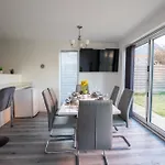 Luxury Deluxe - 4 Bedrooms - 6 Beds - 10 Guests - Private Parking - Contractors Welcome - Trafford Stretford * مانشستر