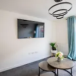 Luxury Deluxe - 4 Bedrooms - 6 Beds - 10 Guests - Private Parking - Contractors Welcome - Trafford Stretford شقة