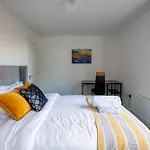 شقة Luxury Deluxe - 4 Bedrooms - 6 Beds - 10 Guests - Private Parking - Contractors Welcome - Trafford Stretford مانشستر