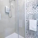 Spacious 4br With 3 Baths, Prázdninový dům Manchester