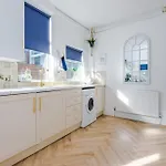 Spacious 4br With 3 Baths, Prázdninový dům *