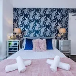 Spacious 4br With 3 Baths, Prázdninový dům Manchester