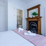 Spacious 4br With 3 Baths, Manchester